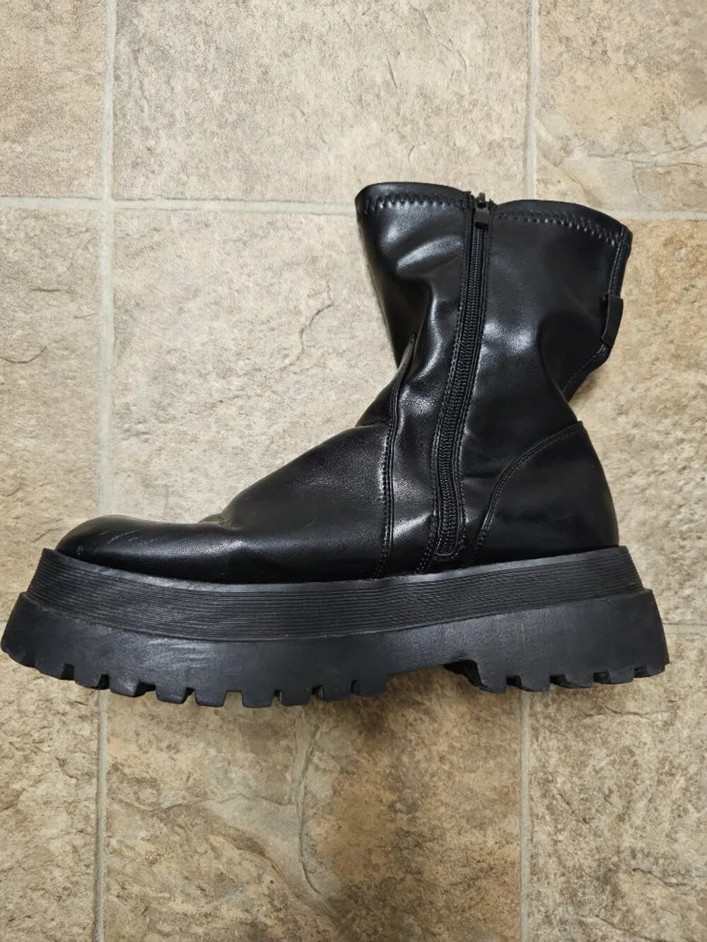 Unbranded black platform